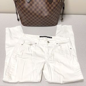 White distressed jeans